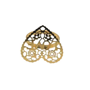 Portatovaglioli in metallo dorato a forma di cuore con lettere LOVE intagliate per la tavola.