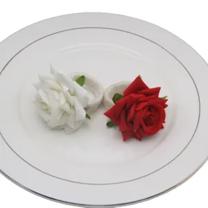 Set di portatovaglioli con rose artificiali fatte a mano con fiori rossi e bianchi per tavola.