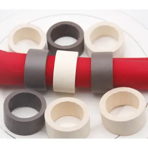 Gros plan de ronds de serviette en bois blancs et gris disposés sur une table élégante.