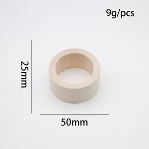 Gros plan détaillé d'un rond de serviette en bois massif avec taille de 50mm et 9g.