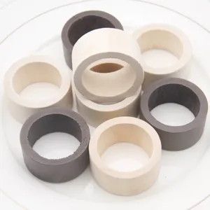 Gros plan détaillé sur des ronds de serviette en bois naturel et gris pour table.