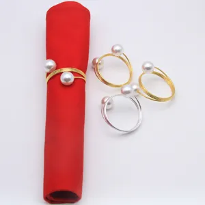 Detaillierte Ansicht eleganter Feder-Doppelperlen-Serviettenringe, Gold und Silber.