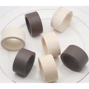 Bague de serviette en bois de couleur unie, elegante decoration de table pour hotel et fete.