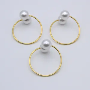 Elegantes servilleteros de metal dorado y perlas para decoracion de mesa de bodas.