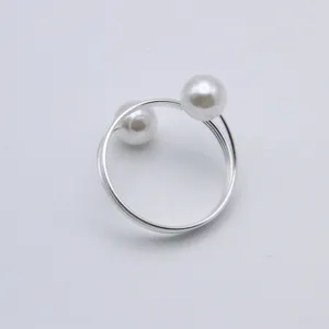 Detailansicht minimalistischer Doppel-Perlen-Serviettenring, elegante silberne Feder.
