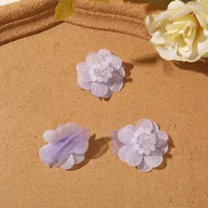 Détail d'accessoires DIY de fleurs en mousseline perlée, double couche artisanat.