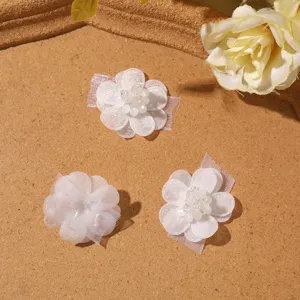 Gros plan détail de fleurs blanches en mousseline perlées pour accessoires de bricolage