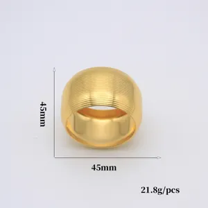 Goldener Metall Serviettenring mit horizontalen Linien, 45x45mm, elegante Tischdeko.