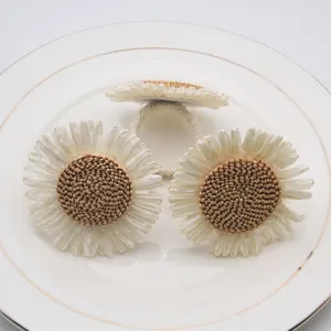 Servilleteros de girasol tejidos a mano, elegante decoración de mesa para hotel y hogar.