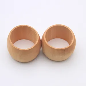 Juego de servilleteros de madera natural, diseño de barril, superficie lisa, mesa.