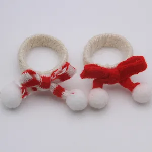 Set anello portatovagliolo lavorato a maglia di Natale fiocco rosso pompon tavola