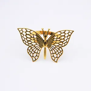 Goldener hohler Metall Schmetterling Serviettenring Nahansicht, perfekte Tischdeko.