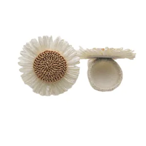 Servilletero de girasol de rafia tejida para decoración de mesa rústica elegante.