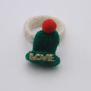 Portatovaglioli con cappello di Natale lavorato a maglia con ponpon rosso e scritta dorata