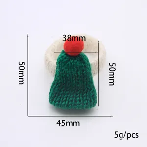 Anello portatovagliolo con cappello di Natale lavorato a maglia per feste di fine anno.