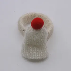 Delizioso portatovagliolo con cappello di Natale lavorato a maglia e pon-pon rosso.