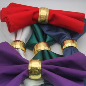 Elegante goldene Metall Serviettenringe mit bunten Stoff Servietten für Tischdeko.