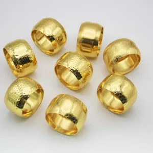 8er Set goldene Metall Serviettenringe mit gehämmerten und gestreiften Texturen Tischdeko.
