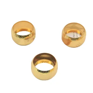 Goldene Metall-Serviettenringe mit gehämmertem Design, elegante Tischdeko fürs Essen.