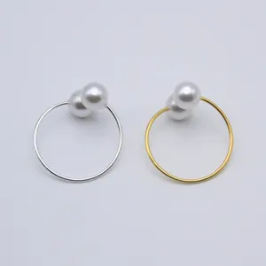 Servilleteros de metal elegantes con perlas para decoración de mesa de hotel y fiestas.