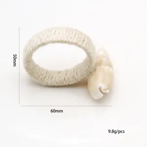 Détail de rond de serviette en corde de chanvre et coquillage naturel avec dimensions.