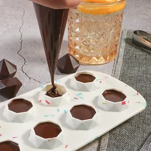 Dettaglio dello stampo per ghiaccio in silicone a diamante con colata di cioccolato.