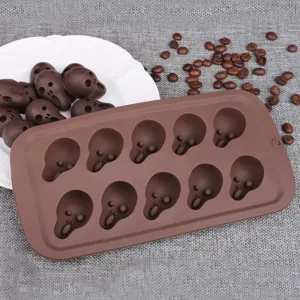 Vista dettagliata di uno stampo in silicone a teschio marrone con cioccolato.