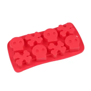 Primo piano dettagliato di uno stampo in silicone rosso con teschi per cubetti di ghiaccio.