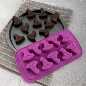 Dettaglio dello stampo in silicone a forma di cappello da strega con cioccolatini.