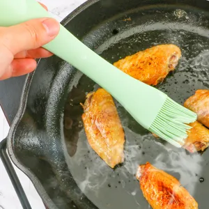 Pennello da cucina in silicone verde chiaro ideale per ungere, cucinare e preparare cibi.