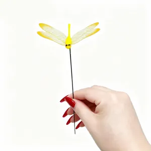Dettaglio picchetto da giardino libellula simulata 3D, ali gialle vivaci, decoro realistico.