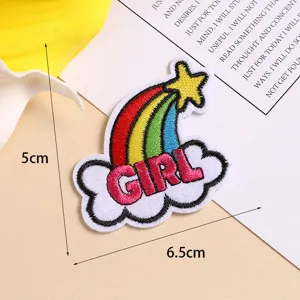 Close-up van kleurrijke regenboog geborduurde patch met GIRL-tekst voor DIY kledingaccessoire.