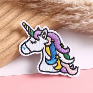 Einhorn Stickerei Aufnäher Detail, bunte genähte DIY Deko Applikation für Kleidung Taschen.