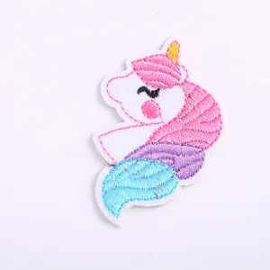 Detailaufnahme des niedlichen Einhorn-Stickaufnähers mit bunten Fäden und sauberen Rändern.