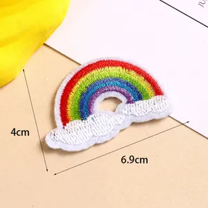 Regenboog wolk geborduurde patch kleurrijk DIY kledingaccessoires voor jassen en tassen