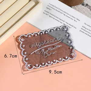 Quadratischer bestickter Spitzen-Kleideraufnäher mit eleganten Buchstaben für DIY-Kleidung.