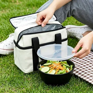 Scène de pique-nique en plein air montrant les détails du sac isotherme et du bol.