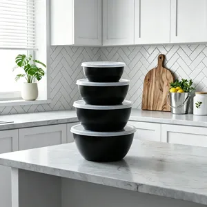 Ensemble de bols de conservation noirs avec couvercles, boîtes empilables de cuisine.