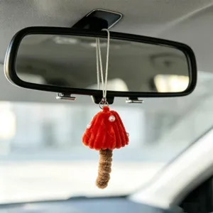 Ornamento appeso per specchietto retrovisore per auto a fungo in ciniglia fatto a mano