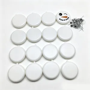 Dettagli del set di ornamenti rotondi natalizi bianchi con simpatico adesivo pupazzo di neve.
