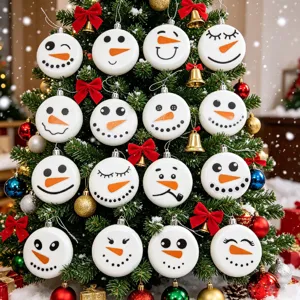 Decorazioni natalizie rotonde bianche pupazzo di neve sospese per albero festivo.