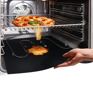 Zwarte anti-aanbak ovenmat detail, hittebestendige Teflon grillmat beschermt de ovenbodem.