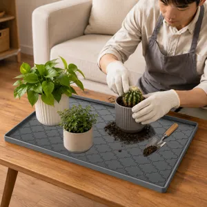 Vielseitige graue Silikonmatte mit erhöhtem Rand und Muster für Küche oder Garten.