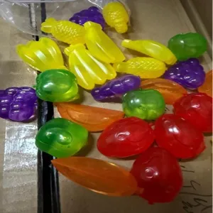 Cubetti di ghiaccio riutilizzabili in plastica a forma di frutta per cocktail e feste estive.
