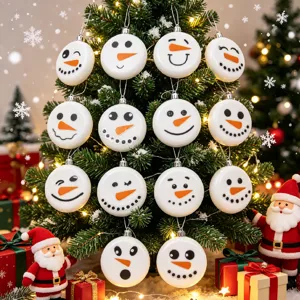 Grazioso ornamento rotondo bianco di Natale con adesivi di pupazzo di neve per l'albero festivo.