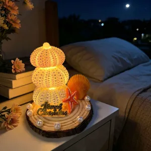 Lampara de noche artesanal de concha de erizo, luz calida con base de madera para decoracion de casa.