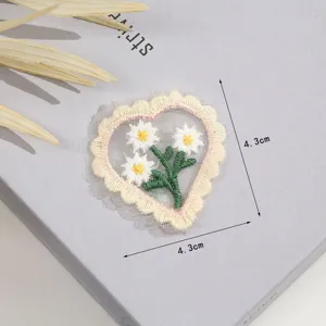 Heart daisy embroidered patch clothing accessory DIY repair badge decorative appliques 4.3cm