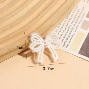 Nahaufnahme Detail von weißer Spitze Schleife Stickerei Flicken, zartes Netz Zubehör für DIY.
