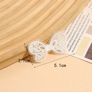 Weisser Spitzenstickerei Schleife Aufkleber fuer DIY Haarklammern und Kopfschmuck.
