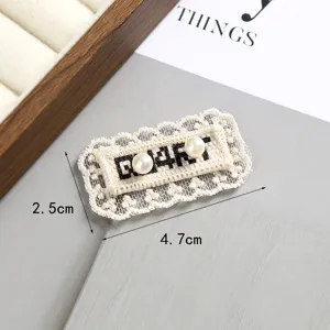 Spitzenstickerei Aufnäher mit Perle und Buchstaben, perfekt für DIY Kleidung Deko Accessoire.